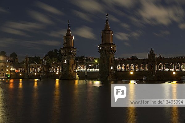Oberbaumbrücke bei Nacht  Friedrichshain  Kreuzberg  Spree  Berlin  Deutschland  Europa