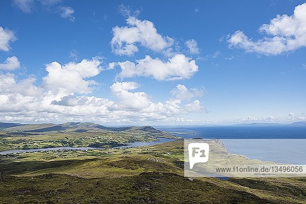 Blick von Slieve League über die Hügel bei Teelin  Grafschaft Donegal  Irland  Europa