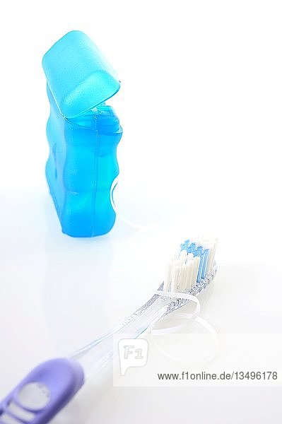 Zahnpflege  Zahnseide und eine Zahnbürste