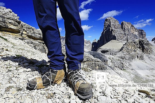 Wanderer mit reparierten Wanderschuhen auf dem Wanderweg 101 bei der Büllele-Joch-Hütte  Sextner Dolomiten  Hochpustertal  Südtirol  Italien  Europa