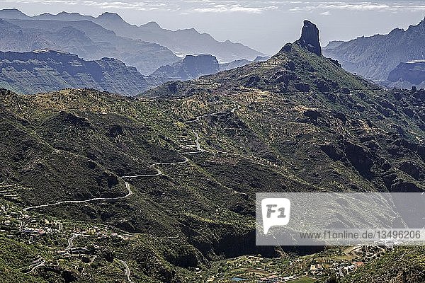 Blick von der Degollada de la Cumbre in die Caldera de Tejeda  Barranco de Tejeda  hinten rechts Kultfelsen Roque Bentayga  Gran Canaria  Kanarische Inseln  Spanien  Europa