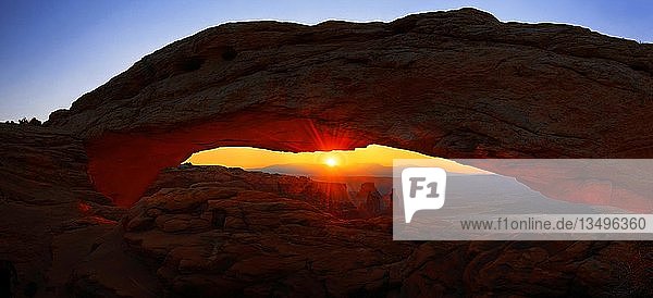 Sonnenaufgang am Mesa Arch Steinbogen  Canyonlands National Park  in der Nähe von Moab  Utah  Vereinigte Staaten  Nordamerika