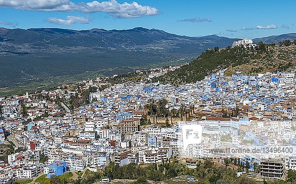 Blick auf blaue Häuser der Medina von Chefchaouen mit Kasbah  Chaouen  Riffgebirge  Tanger-TÃ©touan  Marokko  Afrika