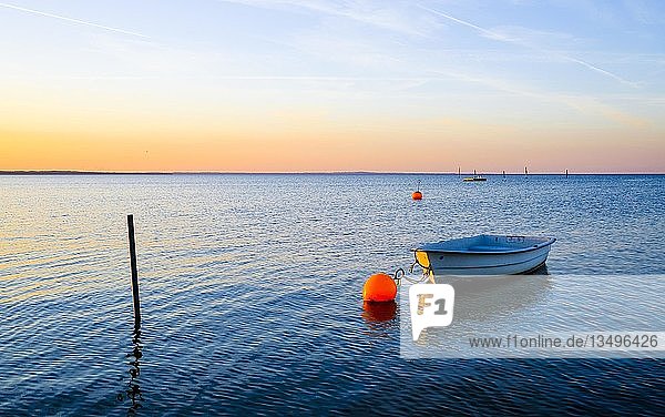 Ruderboot liegt am Abend auf dem Meer  Middelfart  Fünen  Dänemark  Europa
