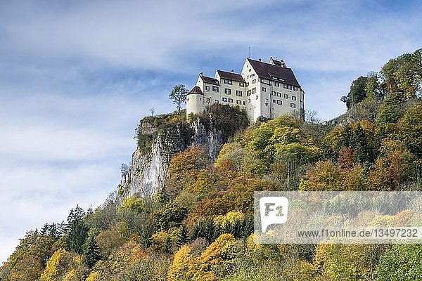 Schloss Werenwag auf einem Felsen im Oberen Donautal  Baden-Württemberg  Deutschland  Europa