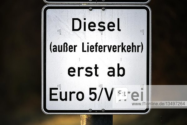 Verkehrsschild  erstes flächendeckendes Dieselfahrverbot ab 01.01.2019  ab Euro 5/V frei  außer Lieferverkehr  Umweltzone  Aufkleber  Stuttgart  Baden-WÃ¼rttemberg  Deutschland  Europa