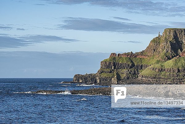 Touristenattraktion Giant's Causeway an der Atlantikküste  County Antrim  Nordirland  Großbritannien