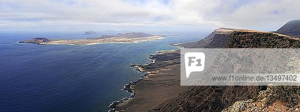 Blick vom Wanderweg von Guinate auf die Insel La Graciosa  Guinate  Lanzarote  Kanarische Inseln  Spanien  Europa