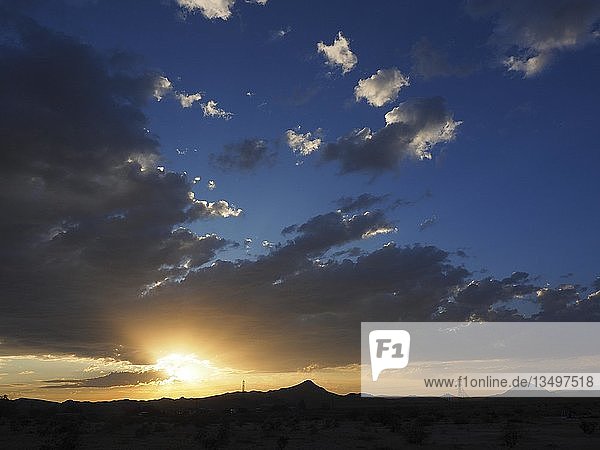 Sonnenuntergang mit Nachglühen  Mojave-Wüste  Barstow  Kalifornien  USA  Nordamerika