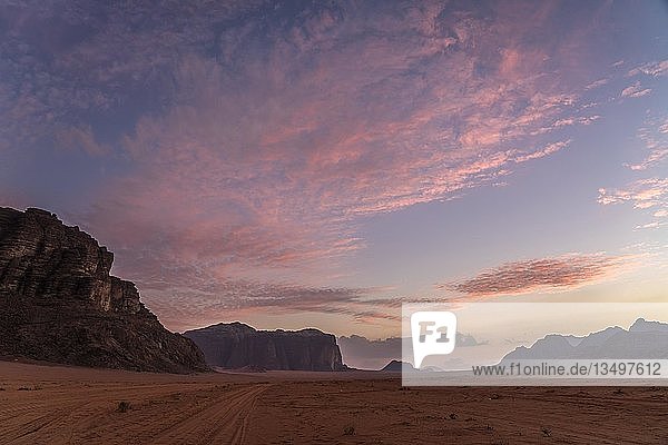 Sonnenuntergang in der Wüste Wadi Rum  Jordanien  Asien