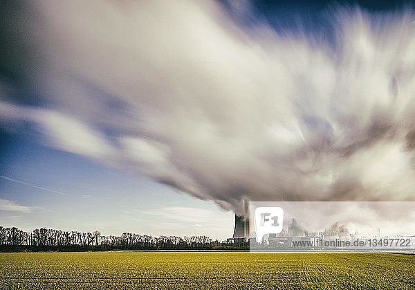 Dampfschwaden Braunkohlekraftwerk Niederaußem Nordrhein-Westfalen Deutschland Europa