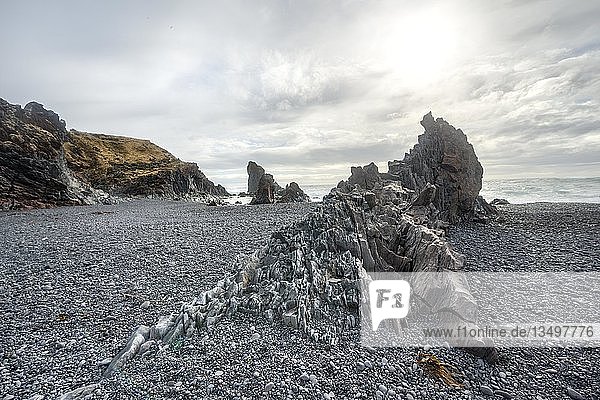 Schwarzer Strand  vulkanisches Gestein am Strand von Djúpalónssandur  Halbinsel Snæfellsnes  Westisland  Island  Europa