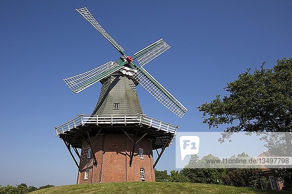 Galerieholländer Windmühle Greetsiel Krummhörn Ostfriesland Niedersachsen Deutschland Europa