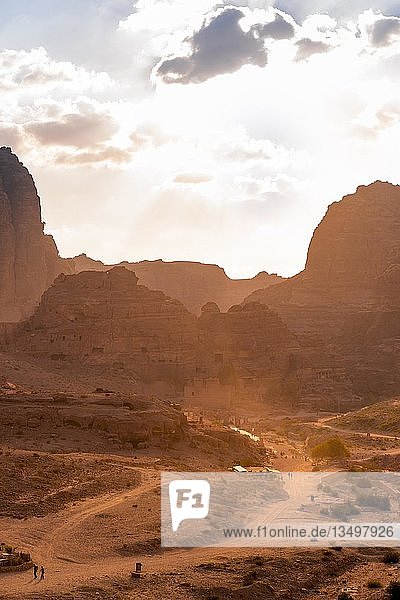 In Felsen geschlagene Häuser Nabatäerstadt Petra bei Wadi Musa Jordanien Asien