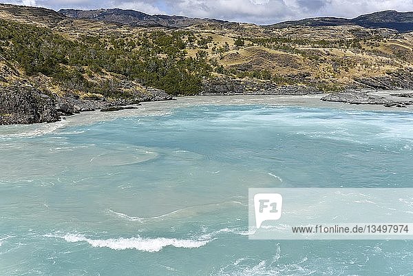 Zusammenfluss des türkisfarbenen Rio Baker und des gletschergrauen Rio Nef  zwischen Puerto Guadal und Cochrane  Región de Aysén  Chile  Südamerika