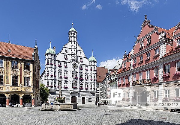 Memminger Rathaus von 1589  Renaissance  rechtes Haus der Großen Zunft  linkes Steuerhaus  Memmingen  Schwaben  Bayern  Deutschland  Europa