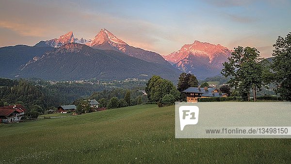Bergmassiv mit Watzmann und Hochkalter in der Dämmerung  davor Almwiesen und Wald  Nationalpark Berchtesgaden  Bayern  Deutschland  Europa