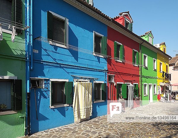 Typische bunte Häuser  Insel Burano  Venedig  Venetien  Italien  Europa