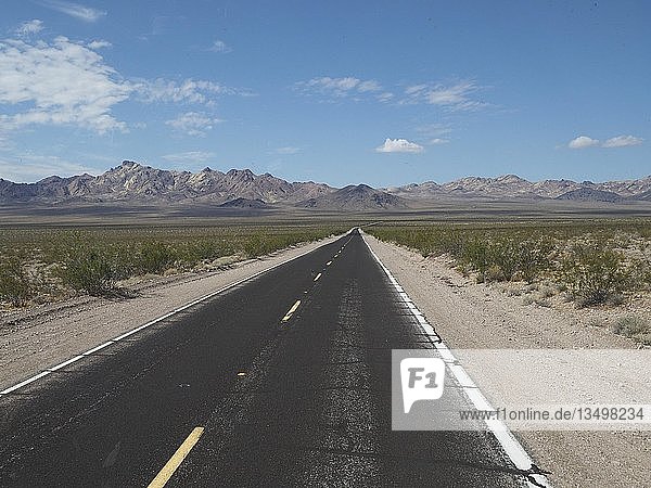 Einsame lange Straße durch Wüstenlandschaft  Highway 190  Death Valley National Park  Kalifornien  USA  Nordamerika
