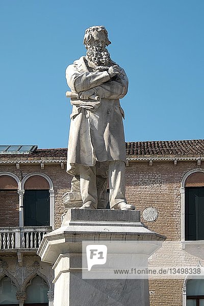 NiccolÃ² Tommaseo  Statue von Francesco Barzaghi auf Campo Santo Stefano  Venedig  Venetien  Italien  Europa