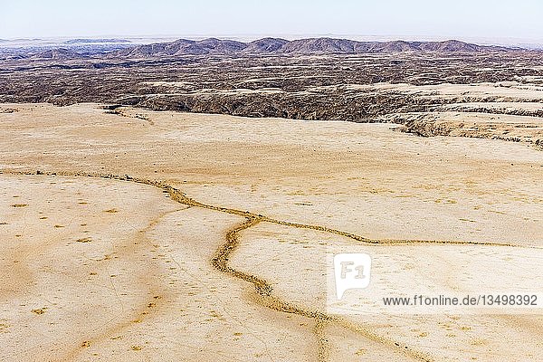 Luftaufnahme  trockener Fluss im ausgetrockneten Boden  zerklüftete Wüstenlandschaft  Kuiseb Canyon  Namib-Naukluft-Nationalpark  Namibia  Afrika