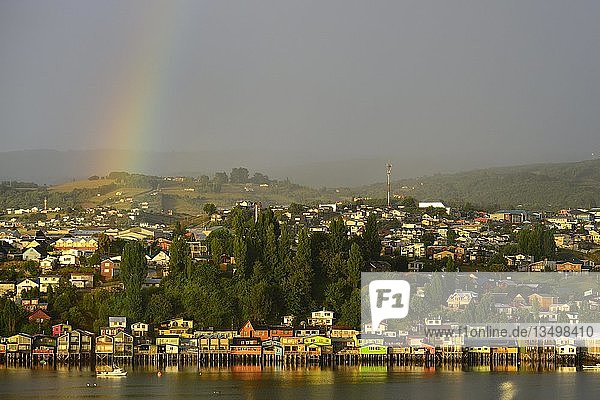 Regenbogen Ã?ber der Stadt mit StelzenhÃ?usern  genannt Palafitos  im Morgenlicht  Castro  Insel ChiloÃ©  Chile  SÃ?damerika