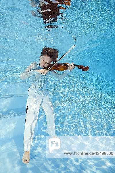Geige spielender Junge unter Wasser  Ukraine  Europa