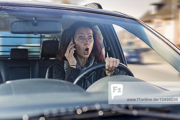 Autofahrer ohne Sicherheitsgurt beim Telefonieren mit einem Mobiltelefon  Deutschland  Europa