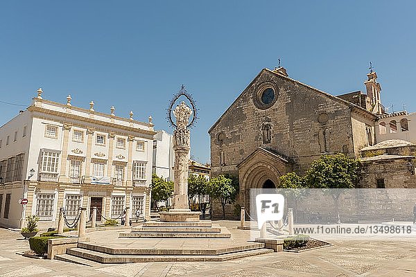 Kirche der Real Iglesia de San Dionisio Areopagita mit Mariensäule  Jerez de la Frontera  Provinz Cádiz  Andalusien  Spanien  Europa