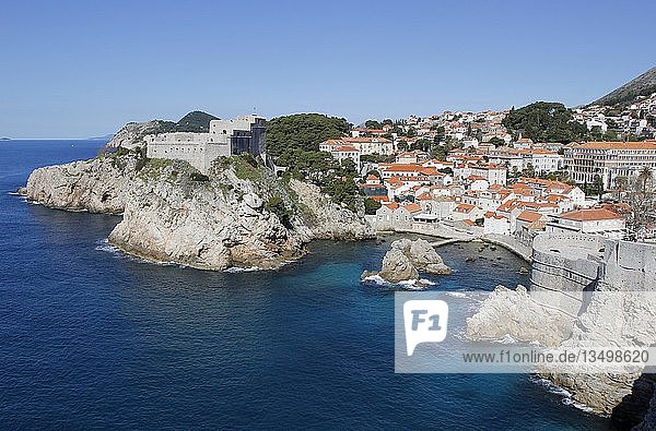 Blick von der Stadtmauer auf das Fort Lovrijenac und das historische Zentrum  Dubrovnik  Kroatien  Europa