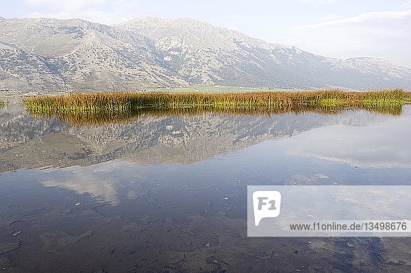 Der See Lago del Matese im Regionalpark Parco del Matese  Kampanien  Molise  Italien  Europa