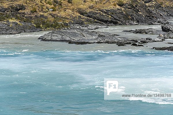 Zusammenfluss des türkisfarbenen Rio Baker und des gletschergrauen Rio Nef  zwischen Puerto Guadal und Cochrane  Región de Aysén  Chile  Südamerika