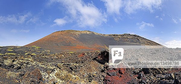 Montana Colorada mit Lava  vulkanische Berge  Mancha Blanca  Lanzarote  Kanarische Inseln  Spanien  Europa