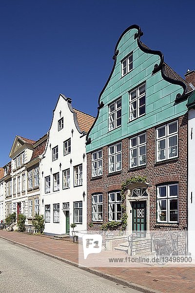 Historische StadthÃ¶fe am Hafen  Altstadt  GlÃ¼ckstadt  Schleswig-Holstein  Deutschland  Europa