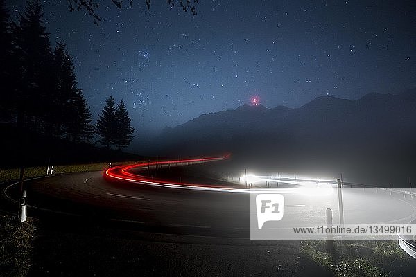 Passstraße mit Autos zur Schwägalp mit Sterne und Milchstraße Lichtspuren Schwägalp Urnäsch Appenzell Ausserrhoden Schweiz Europa