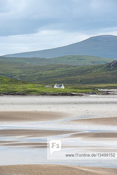 Einsames Cottage an der Bucht von Kyle of Durness bei Ebbe  Durness  Schottisches Hochland  Schottland  Vereinigtes Königreich  Europa
