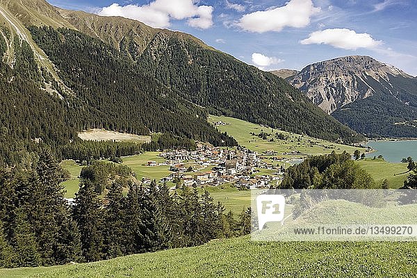 Reschen am Reschenpass  Reschensee  Stausee  Vinschgau  Trentino-Südtirol  Italien  Europa