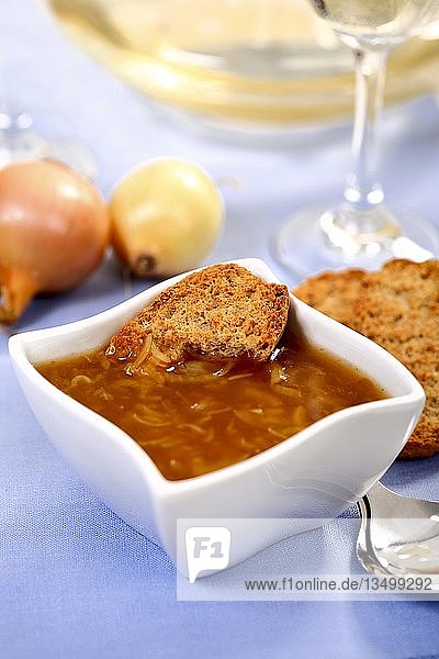 Zwiebelsuppe mit Brot
