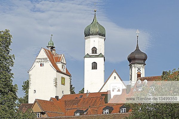 Wassertor  Nikolaikirche und Klosterkirche St. Georg  Isny  AllgÃ¤u  Baden-WÃ¼rttemberg  Deutschland  Europa