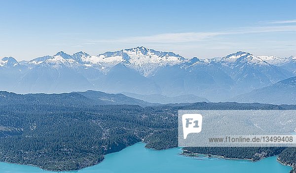 Garibaldi-See vor einer Bergkette mit Schnee und Gletscher  Garibaldi Provincial Park  British Columbia  Kanada  Nordamerika