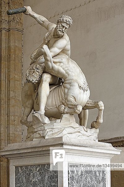 Marmorstatue Herkules und Nessos in der Halle Loggia dei Lanzi  Piazza della Signoria  Altstadt  Florenz  Toskana  Italien  Europa
