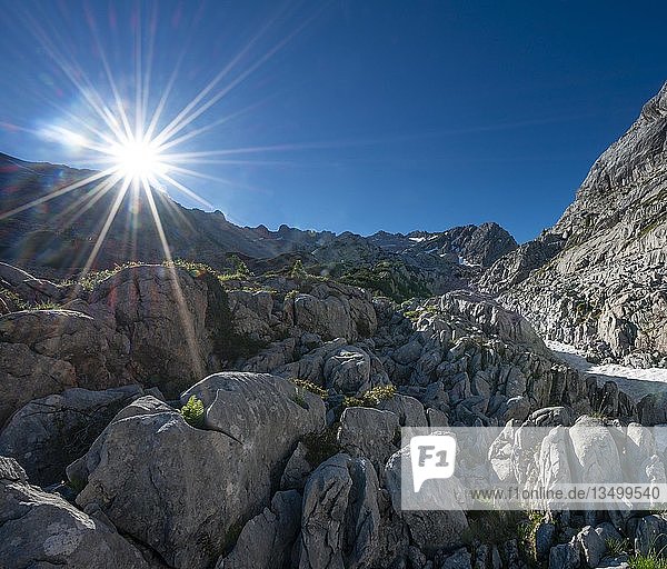 Sonnenschein mit Felsformationen auf dem Wanderweg zur Wasseralm über Niederbrunnsulzen  Steinernes Meer  Nationalpark Berchtesgaden  Bayern  Deutschland  Europa