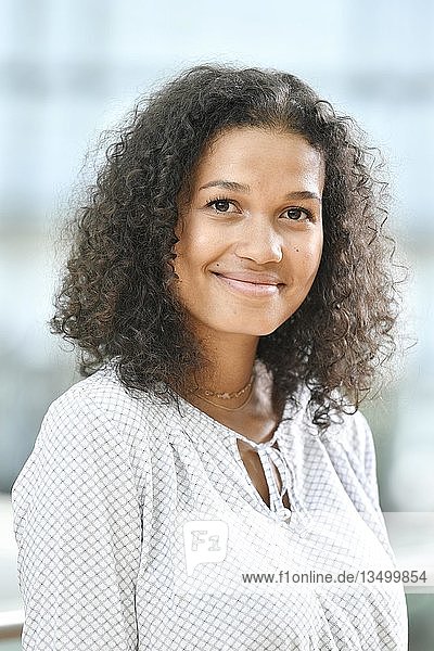 Junge Frau  Fotoshooting  Business  Porträt  München  Bayern  Deutschland  Europa