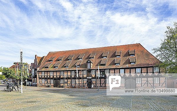 Ehemaliger Marstall heute Tourist-Information Stadtbücherei und Heimatmuseum Winsen an der Luhe Niedersachsen Deutschland Europa