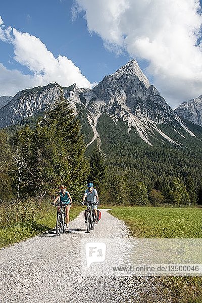 Radfahrer mit Mountainbikes  auf dem Via Claudia Augusta Radweg  Alpenüberquerung  Sonnenspitze im Rücken  Berglandschaft  bei Ehrwald  Tiroler Alpen  Tirol  Österreich  Europa