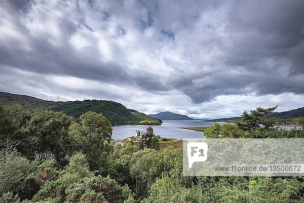 Blick über Loch Duich mit Eilean Donan Castle  Dornie  Western Ross  Highlands  Schottland  Vereinigtes Königreich  Europa