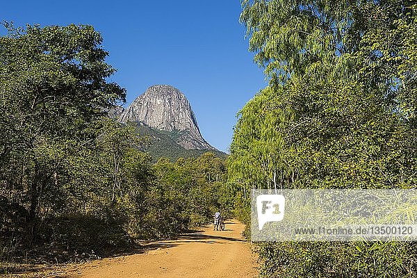 Staubige Piste  die zu den Granitgipfeln des Mount Mulanje führt  Malawi  Afrika