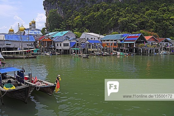Häuser des muslimischen Stelzendörfchens Koh Panyi  auch Koh Panyee in der Bucht von Phang Nga  Thailand  Asien