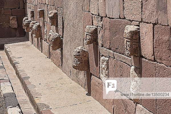 Steinköpfe in der Wand des Kalasasaya-Tempels (Ort der stehenden Steine) mit Monolithen aus der Prä-Inka-Zeit  UNESCO-Weltkulturerbe  Tiahuanaco  Bolivien  Südamerika