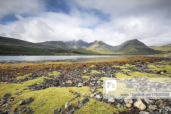 Loch Slapin  im Hintergrund die Cuillin Hills  Torrin  Western Highlands  Isle of Skye  Schottland  Vereinigtes Königreich  Europa